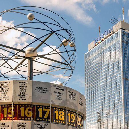 Park Inn By Radisson Berlin Alexanderplatz ภายนอก รูปภาพ The clock tower of the building