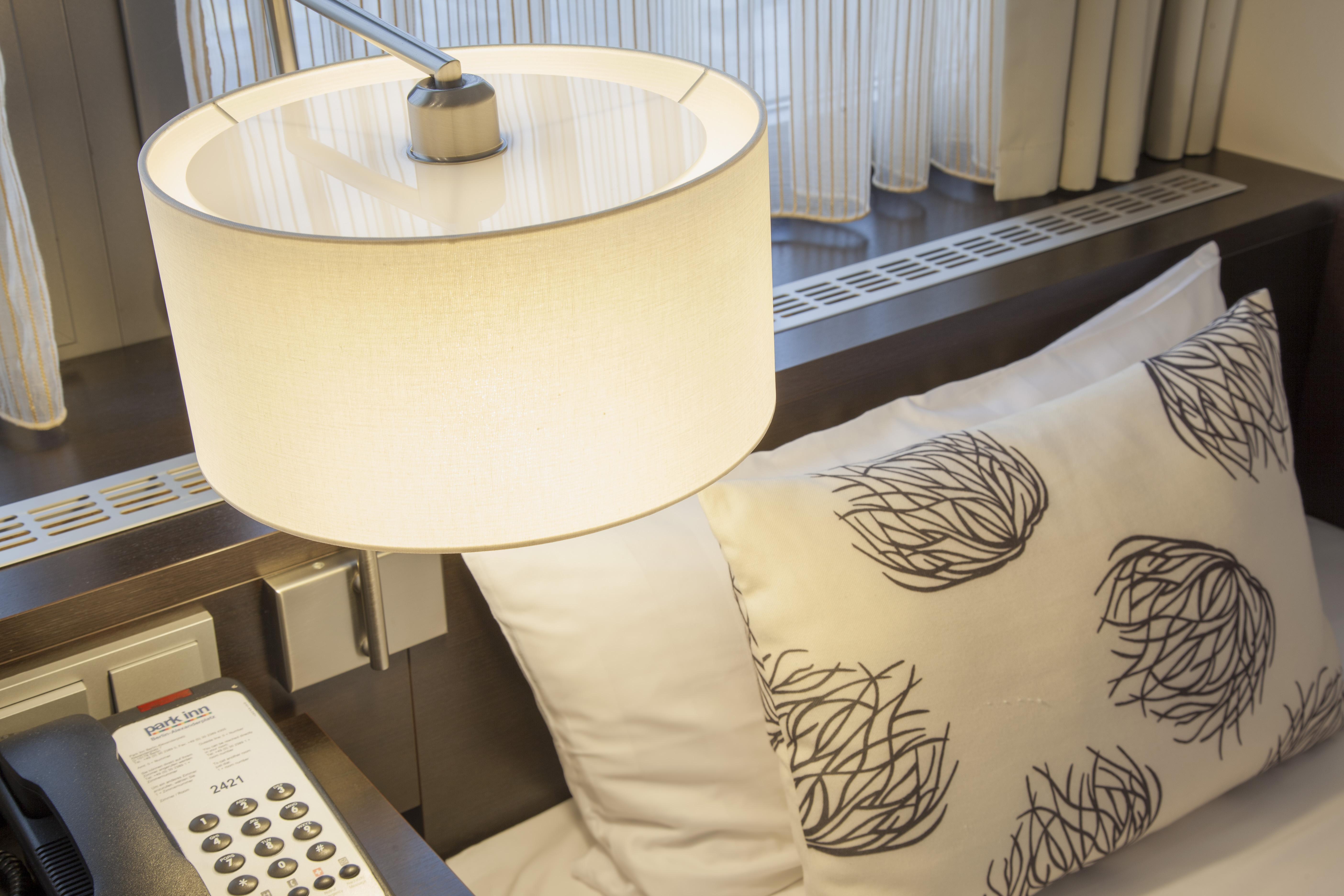 Park Inn By Radisson Berlin Alexanderplatz ภายนอก รูปภาพ A table lamp with a table top and a remote control
