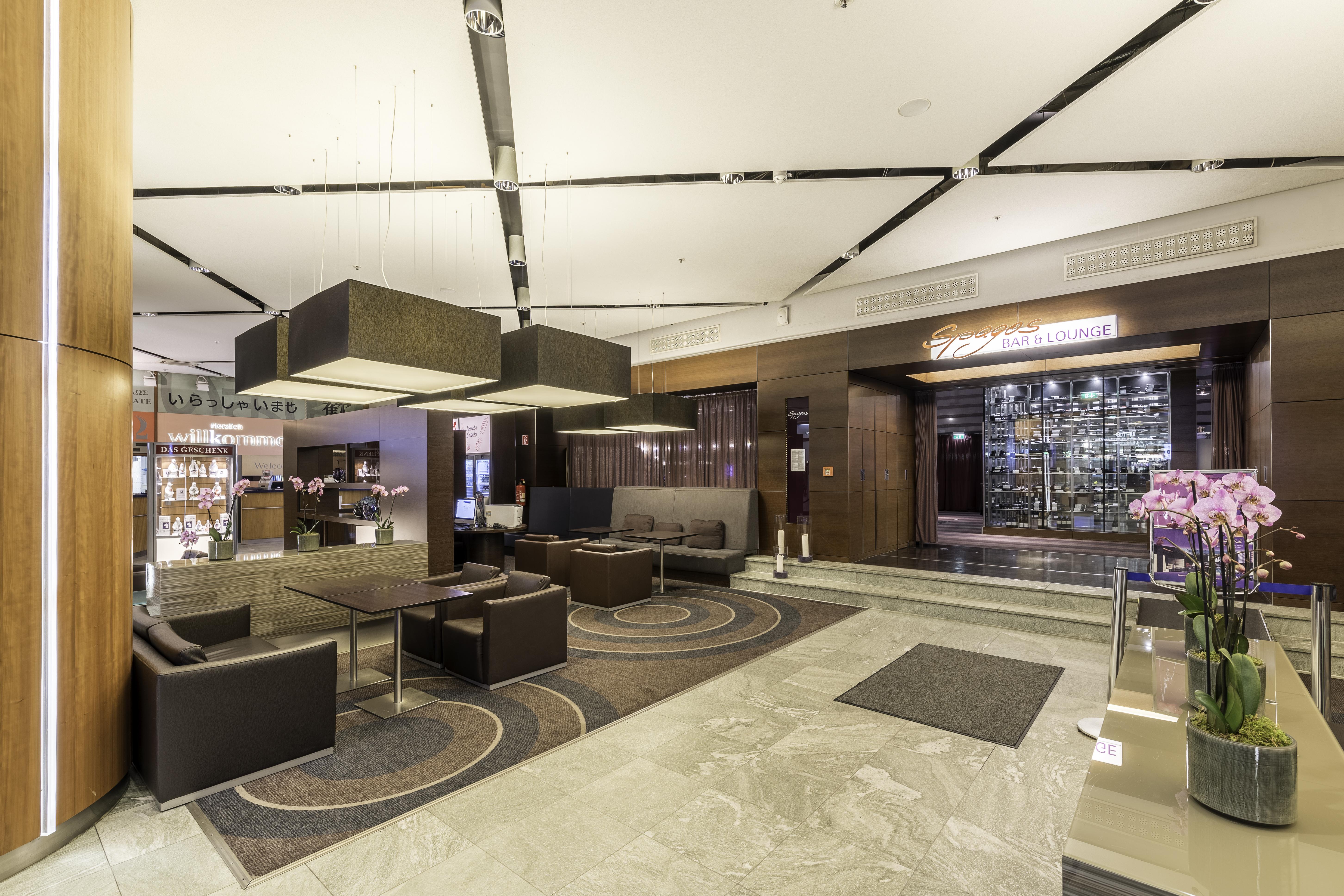 Park Inn By Radisson Berlin Alexanderplatz ภายนอก รูปภาพ Reception of the hotel
