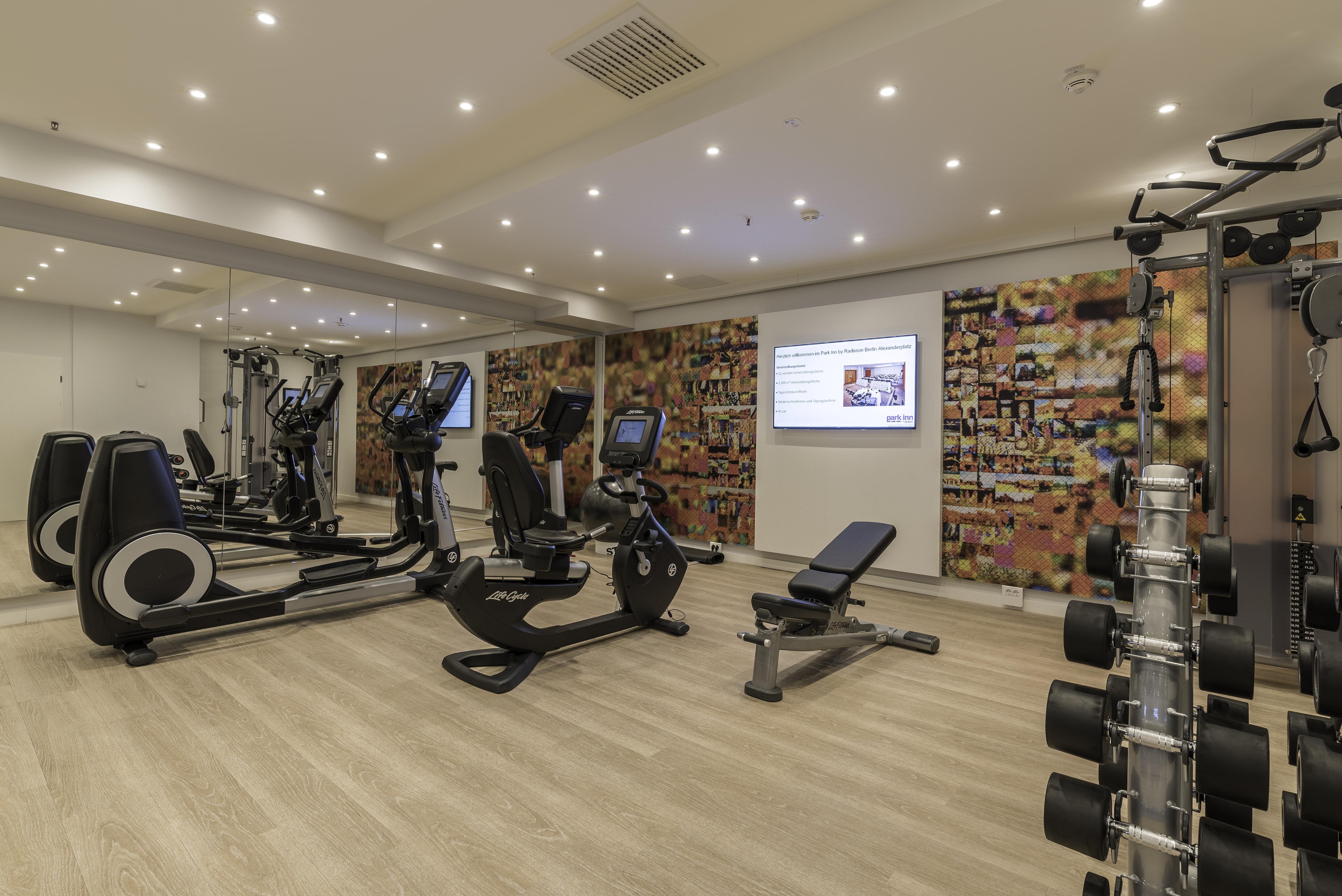Park Inn By Radisson Berlin Alexanderplatz ภายนอก รูปภาพ Fitness room in a hotel