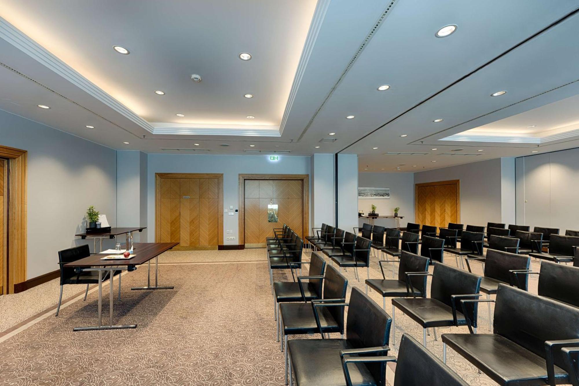 Park Inn By Radisson Berlin Alexanderplatz ภายนอก รูปภาพ The meeting room
