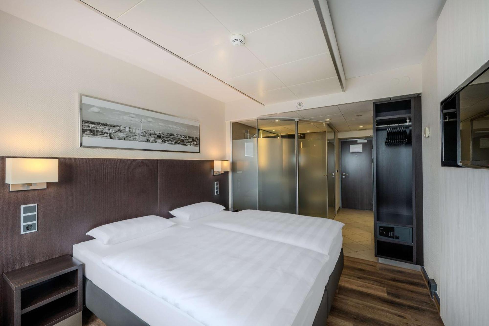 Park Inn By Radisson Berlin Alexanderplatz ภายนอก รูปภาพ Room at the hotel