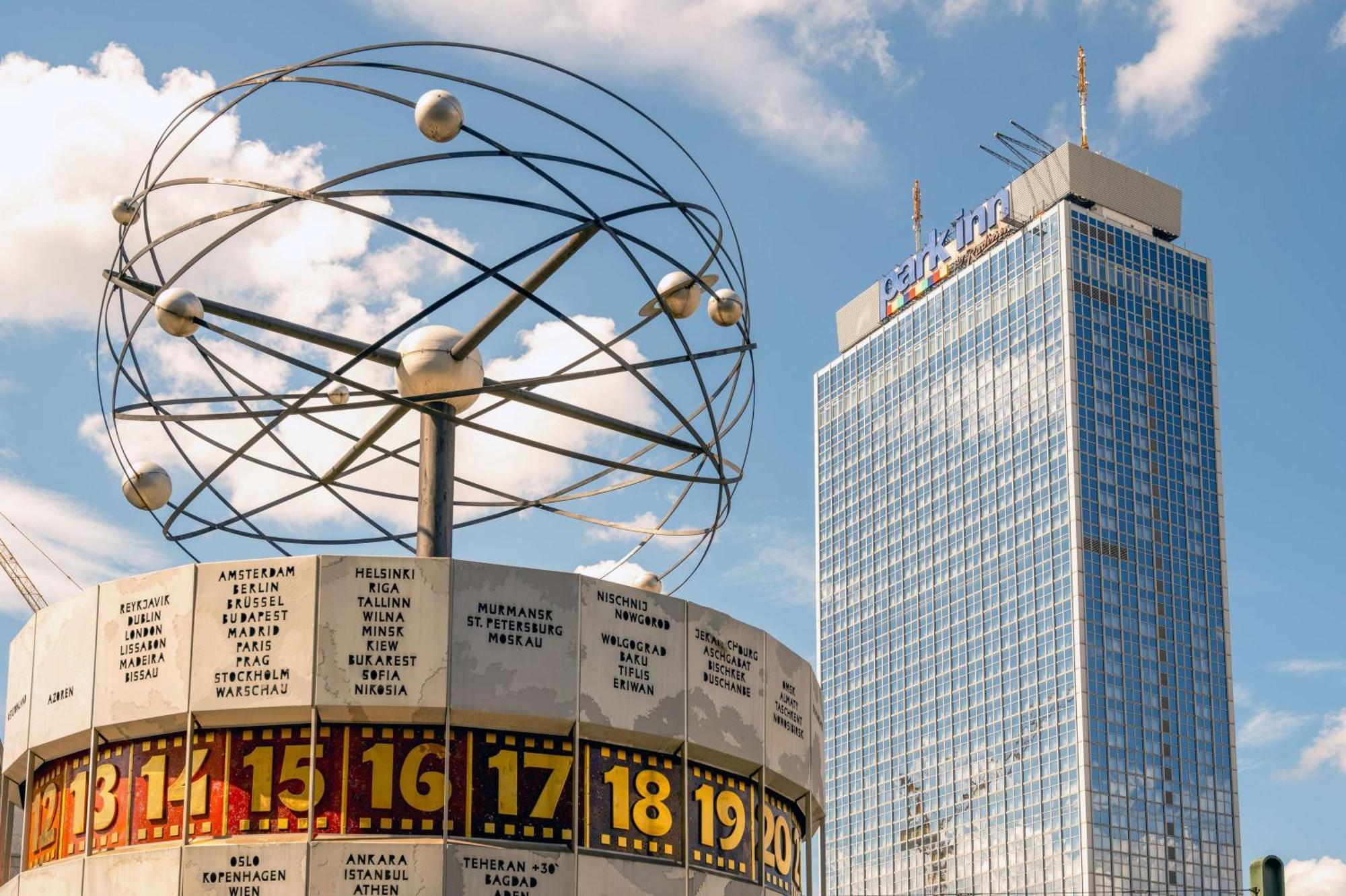 Park Inn By Radisson Berlin Alexanderplatz ภายนอก รูปภาพ The clock tower of the building